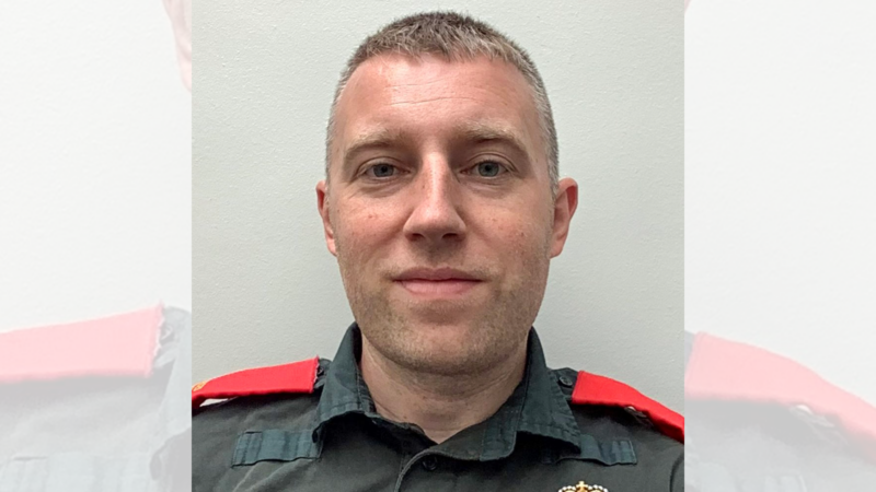 Picture of a paramedic with red epaulettes